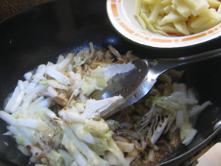 白菜猪肉炖土豆条步骤11