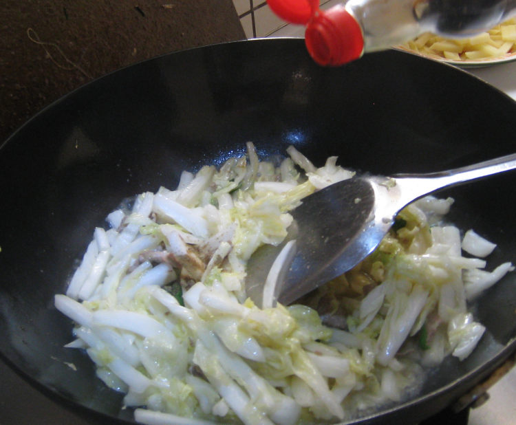 白菜猪肉炖土豆条步骤10
