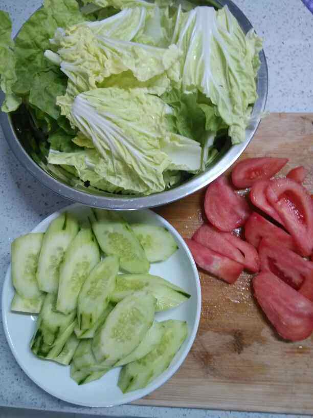黄瓜白菜汤步骤1