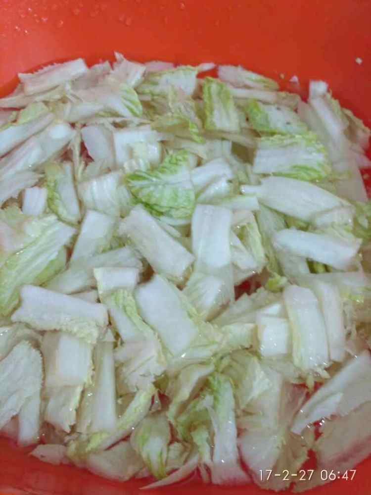 麻辣白菜炖豆腐步骤1