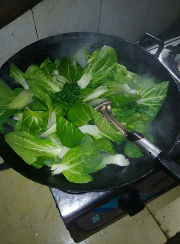 卤猪肉炒白菜步骤1