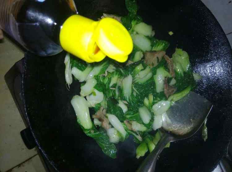 卤猪肉炒白菜步骤5