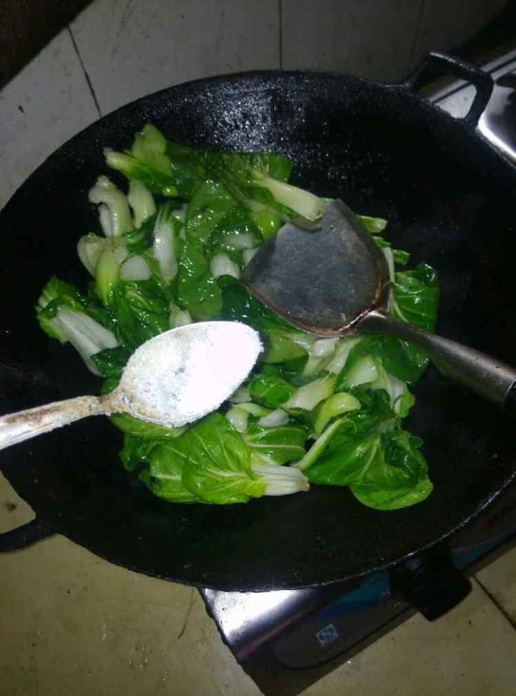 卤猪肉炒白菜步骤2