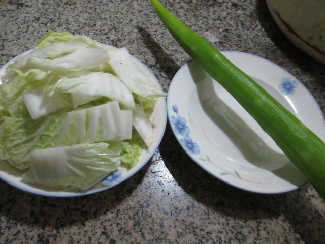 莴笋炒白菜步骤1