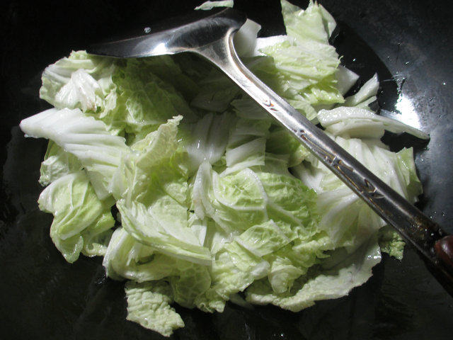 莴笋炒白菜步骤3