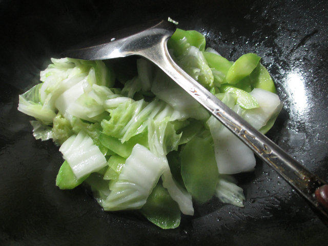 莴笋炒白菜步骤6