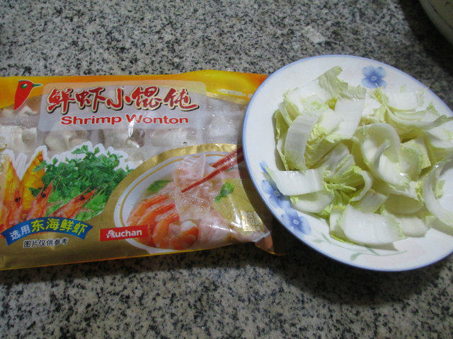 白菜煮鲜虾小馄饨步骤1