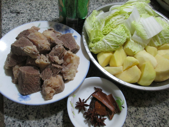 白菜土豆焖牛腩步骤1