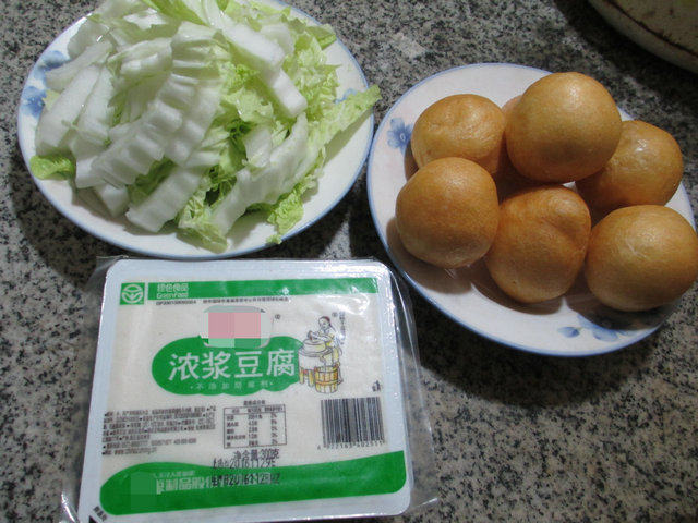 白菜油面筋煮豆腐步骤1