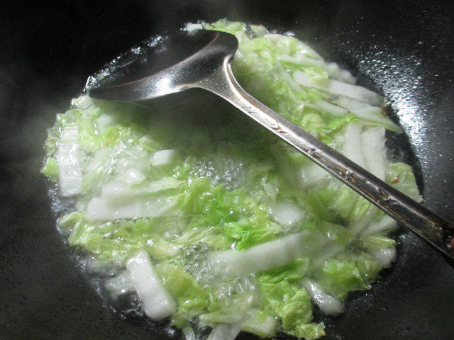 白菜油面筋煮豆腐步骤5