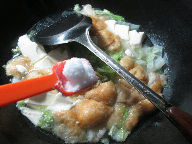 白菜油面筋煮豆腐步骤8