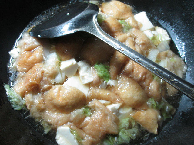 白菜油面筋煮豆腐步骤9
