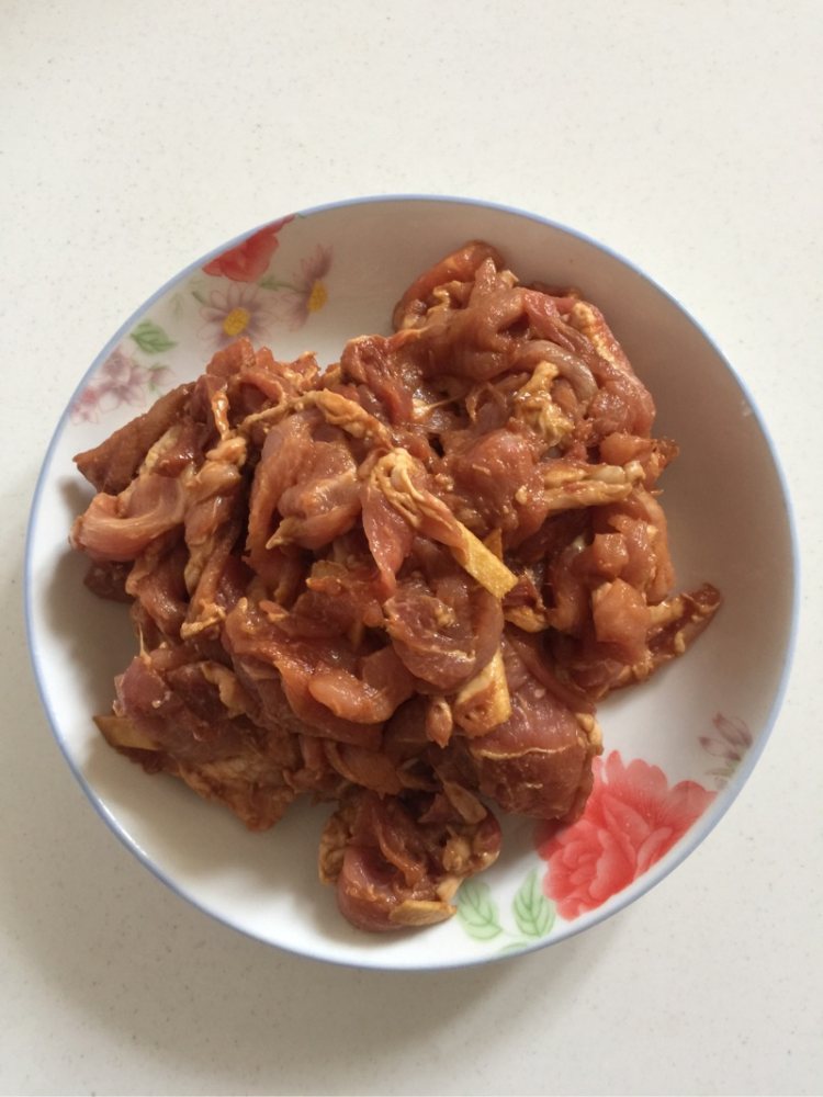 白菜丝炒肉片步骤1