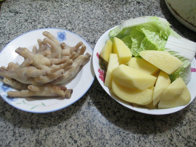 鸡爪白菜焖土豆步骤1