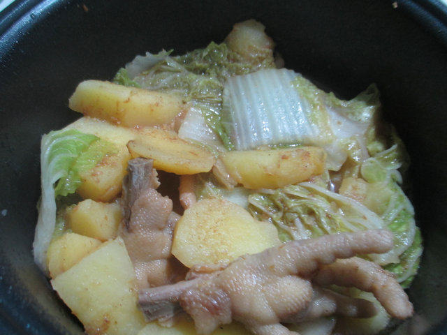 鸡爪白菜焖土豆步骤10