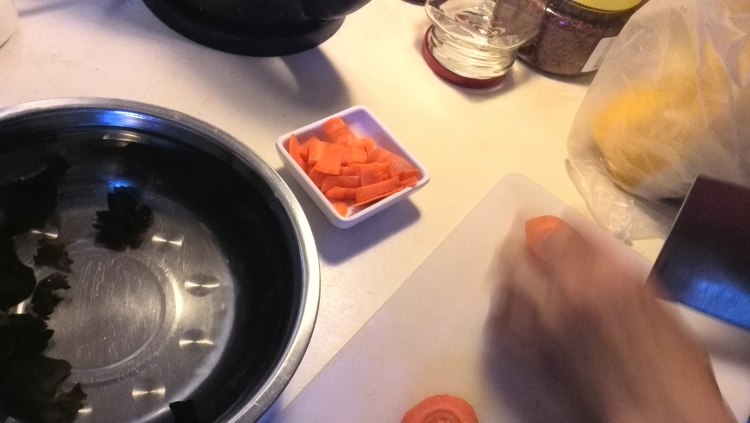 清炒白菜木耳胡萝卜步骤2