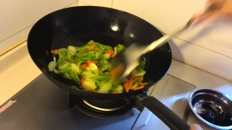 清炒白菜木耳胡萝卜步骤5