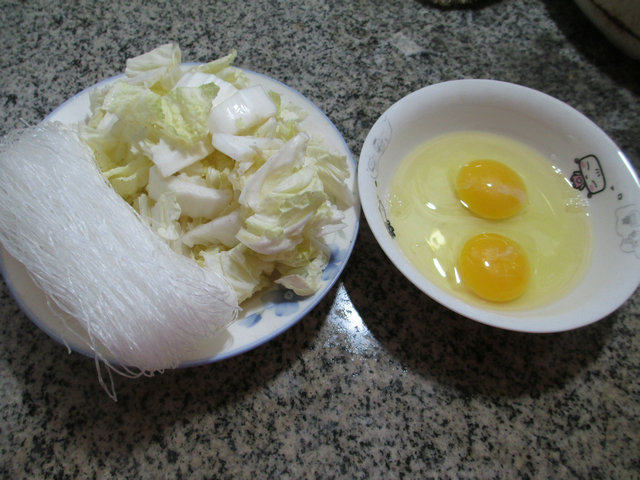 鸡蛋白菜煮粉丝步骤1