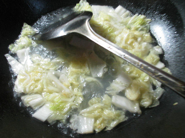 鸡蛋白菜煮粉丝步骤6