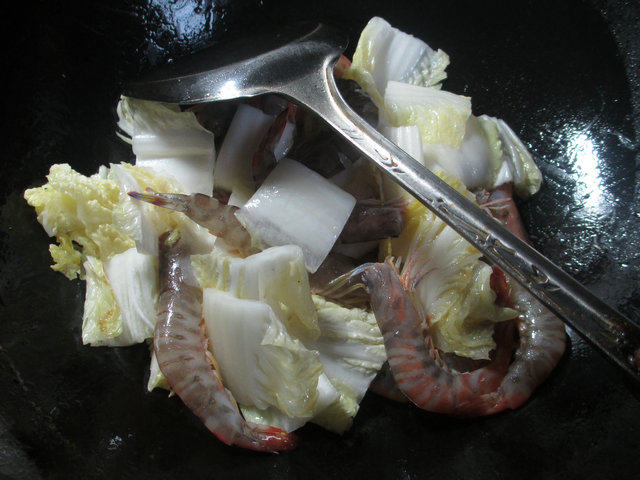 白菜炒基围虾步骤4