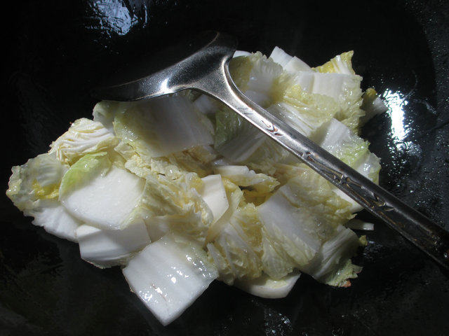 白菜炒基围虾步骤2