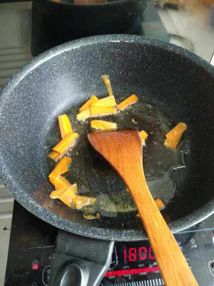 黑木耳炒白菜梗娃娃菜步骤3