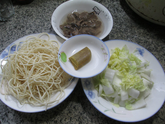 牛肉白菜汤面步骤1