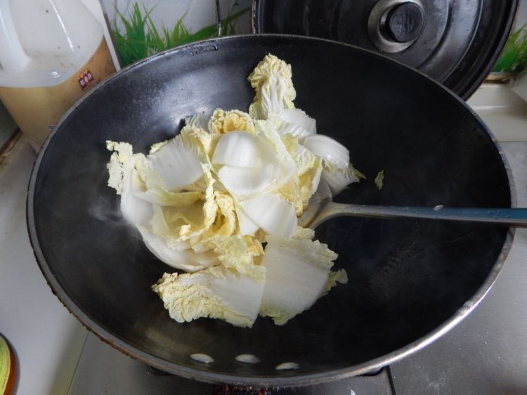 白菜炒蟹味菇步骤2