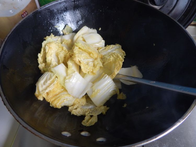 白菜炒蟹味菇步骤3