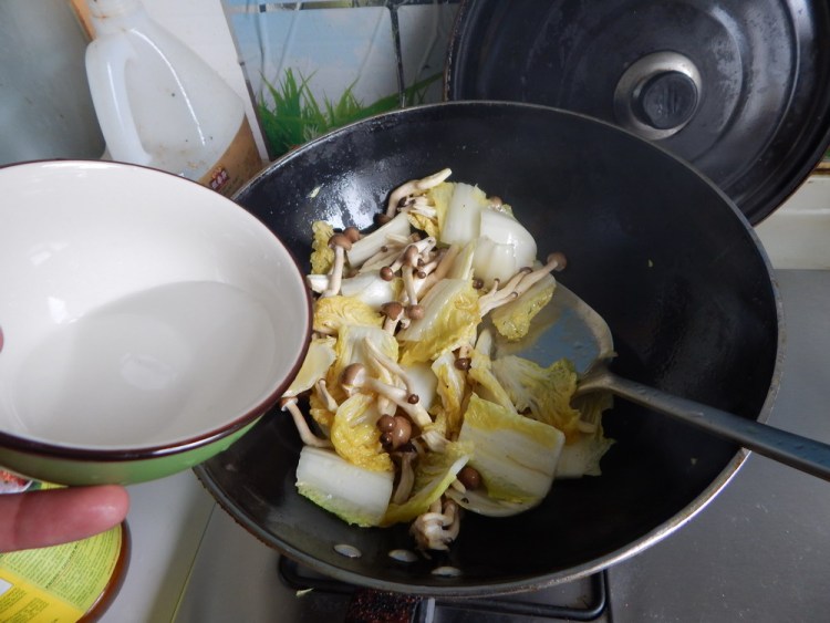 白菜炒蟹味菇步骤6