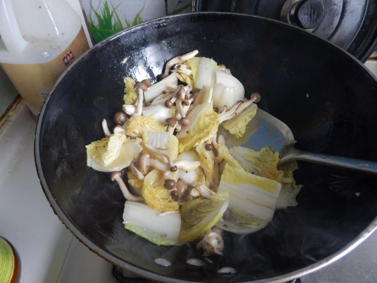 白菜炒蟹味菇步骤5