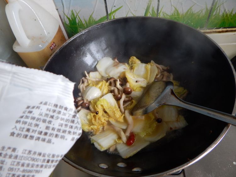 白菜炒蟹味菇步骤8