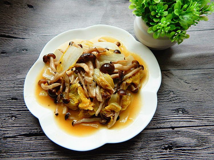 白菜炒蟹味菇步骤11