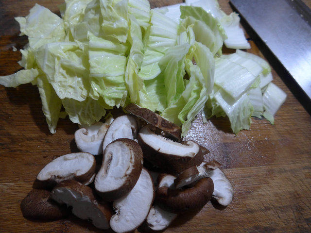 香菇白菜玉米面疙瘩步骤2