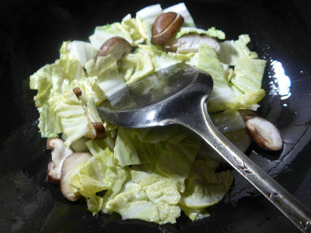 香菇白菜玉米面疙瘩步骤5