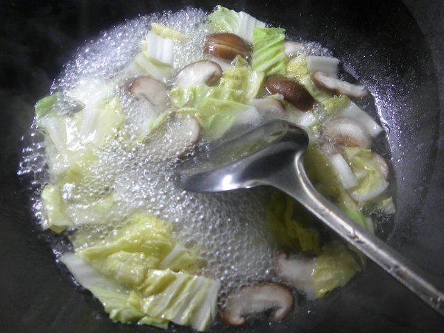 香菇白菜玉米面疙瘩步骤6