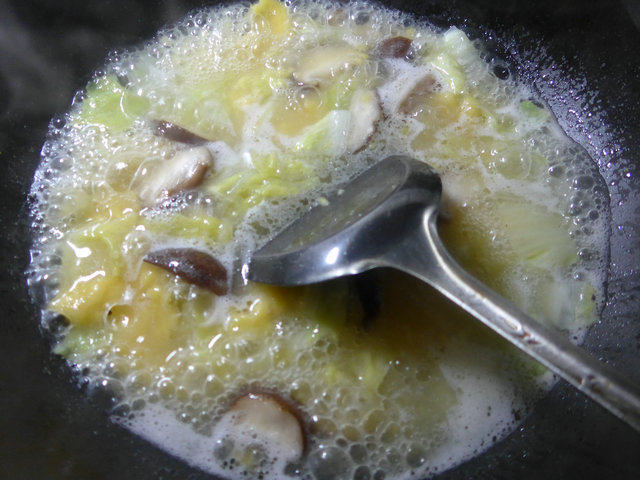 香菇白菜玉米面疙瘩步骤7