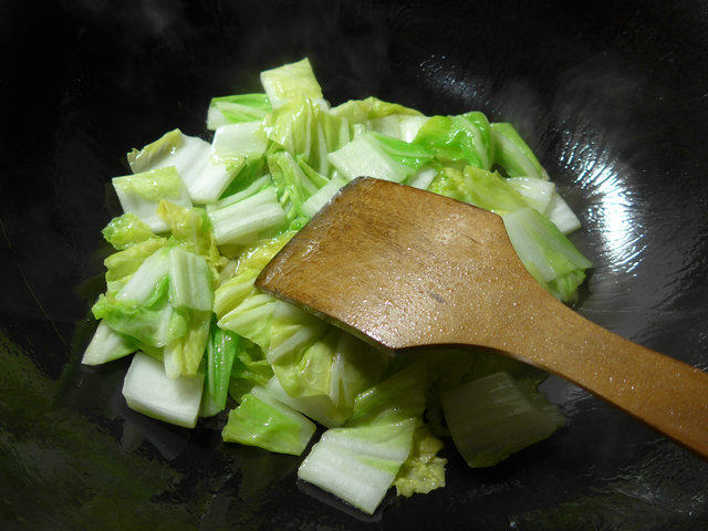 白菜炒燕麦疙瘩片步骤7