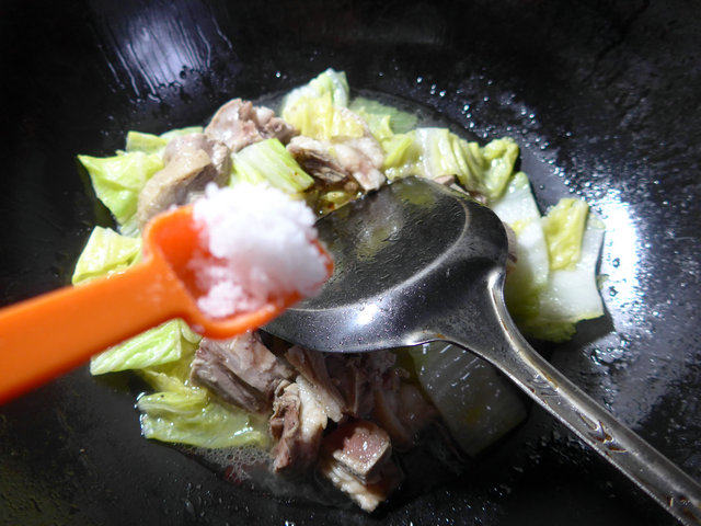 鹅肉炒白菜步骤8