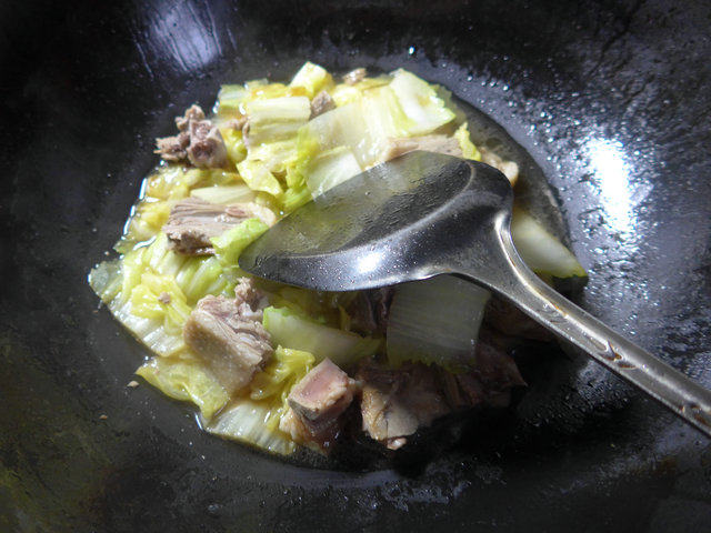 鹅肉炒白菜步骤9