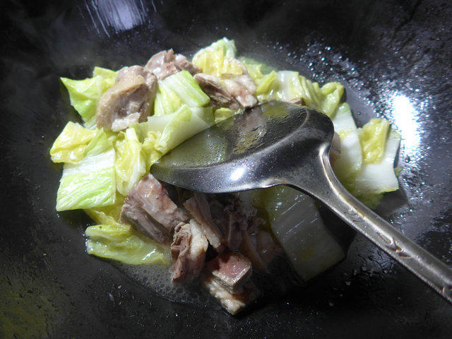 鹅肉炒白菜步骤6
