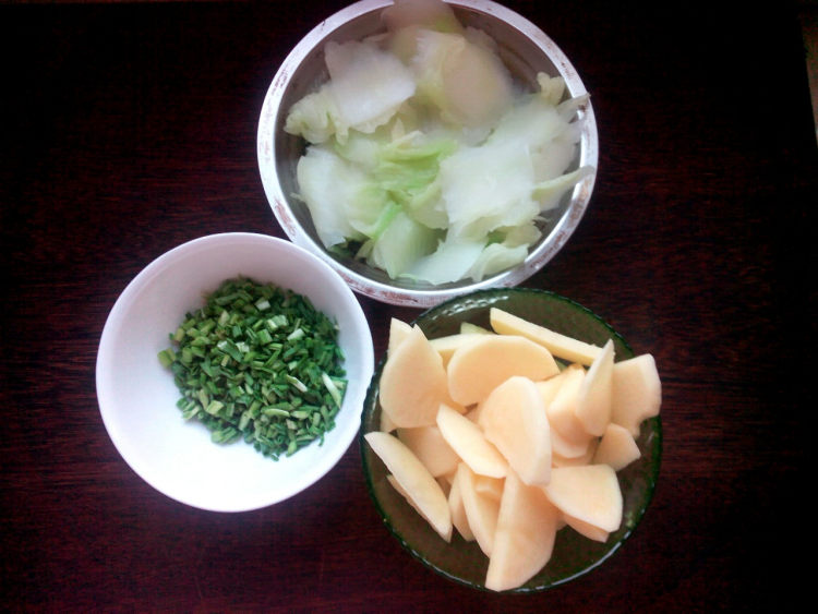 韭香白菜土豆片步骤1
