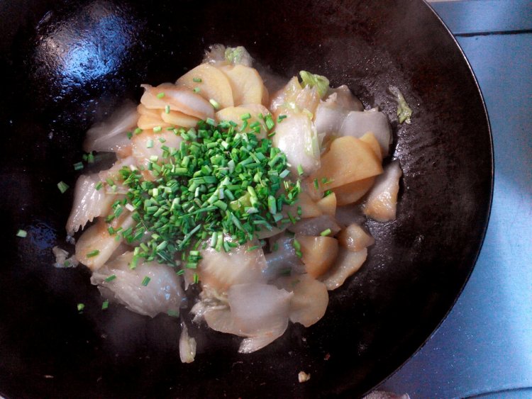 韭香白菜土豆片步骤5