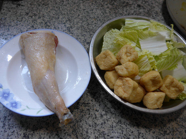 油豆腐白菜煮腊鸡腿步骤1