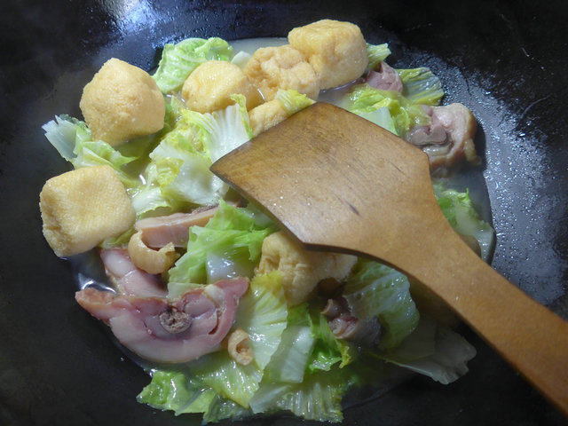 油豆腐白菜煮腊鸡腿步骤7
