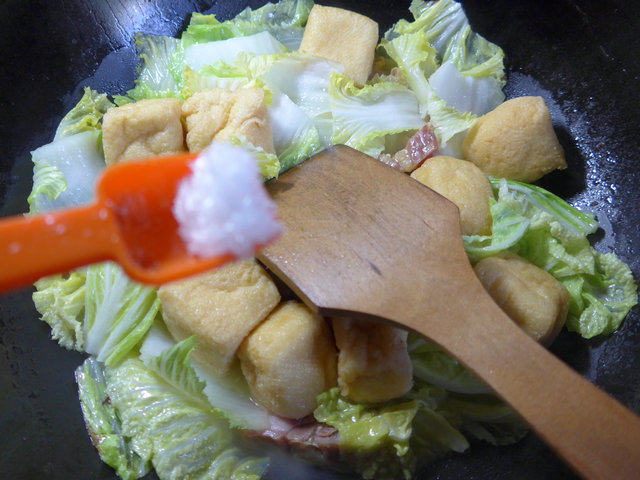 油豆腐白菜煮腊鸡腿步骤6