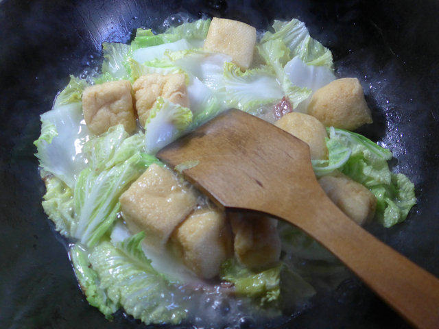 油豆腐白菜煮腊鸡腿步骤4
