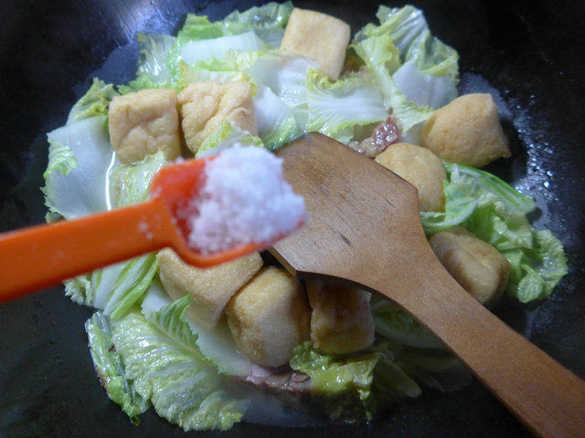 油豆腐白菜煮腊鸡腿步骤5