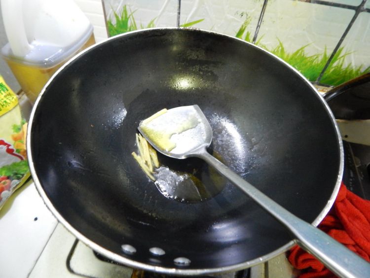 白菜炒油豆泡步骤3