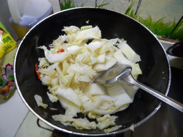 白菜炒油豆泡步骤6